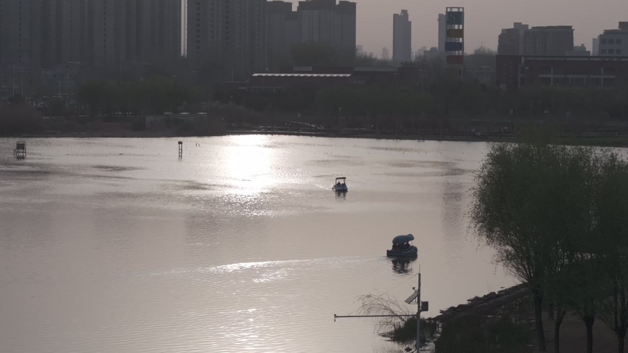 湖畔日落时分的宁静时光