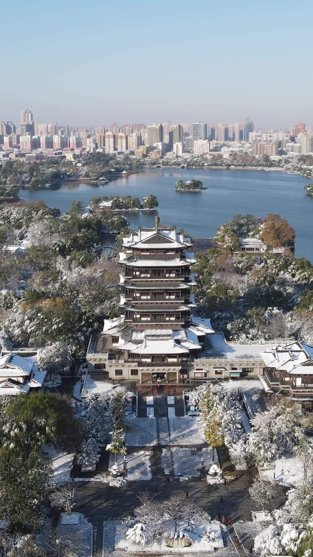 雪后古楼静谧湖畔