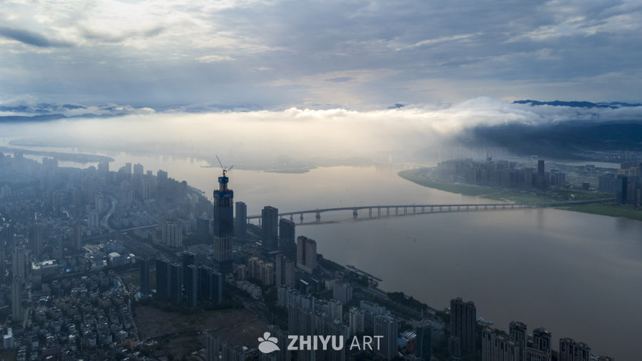 晨雾中的现代都市