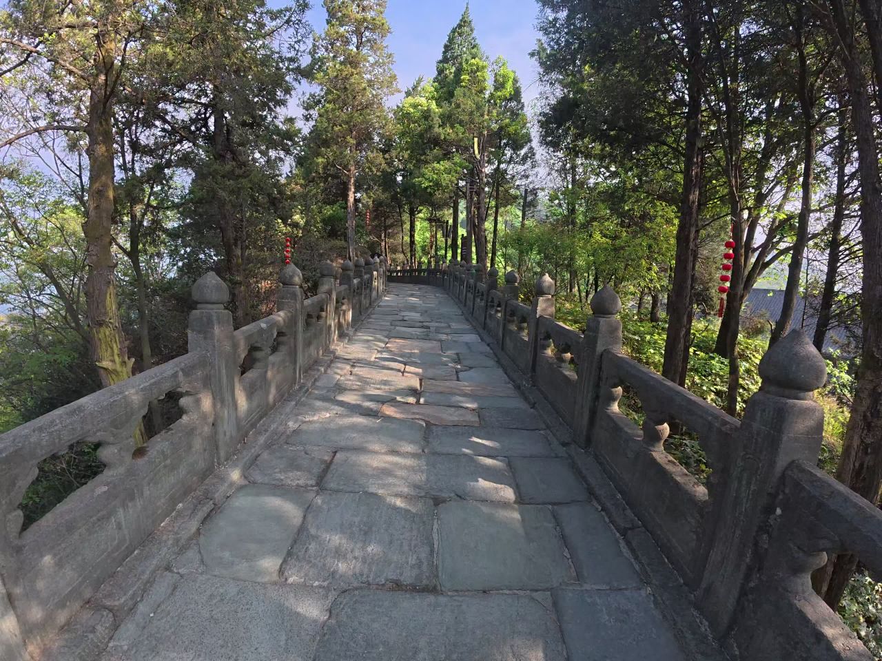 石桥漫步，自然与人文的和谐