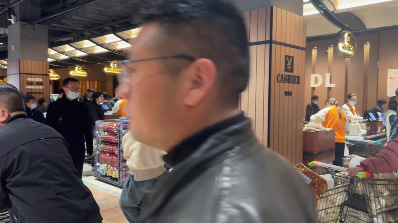 4K胖东来超市人流量高清 12