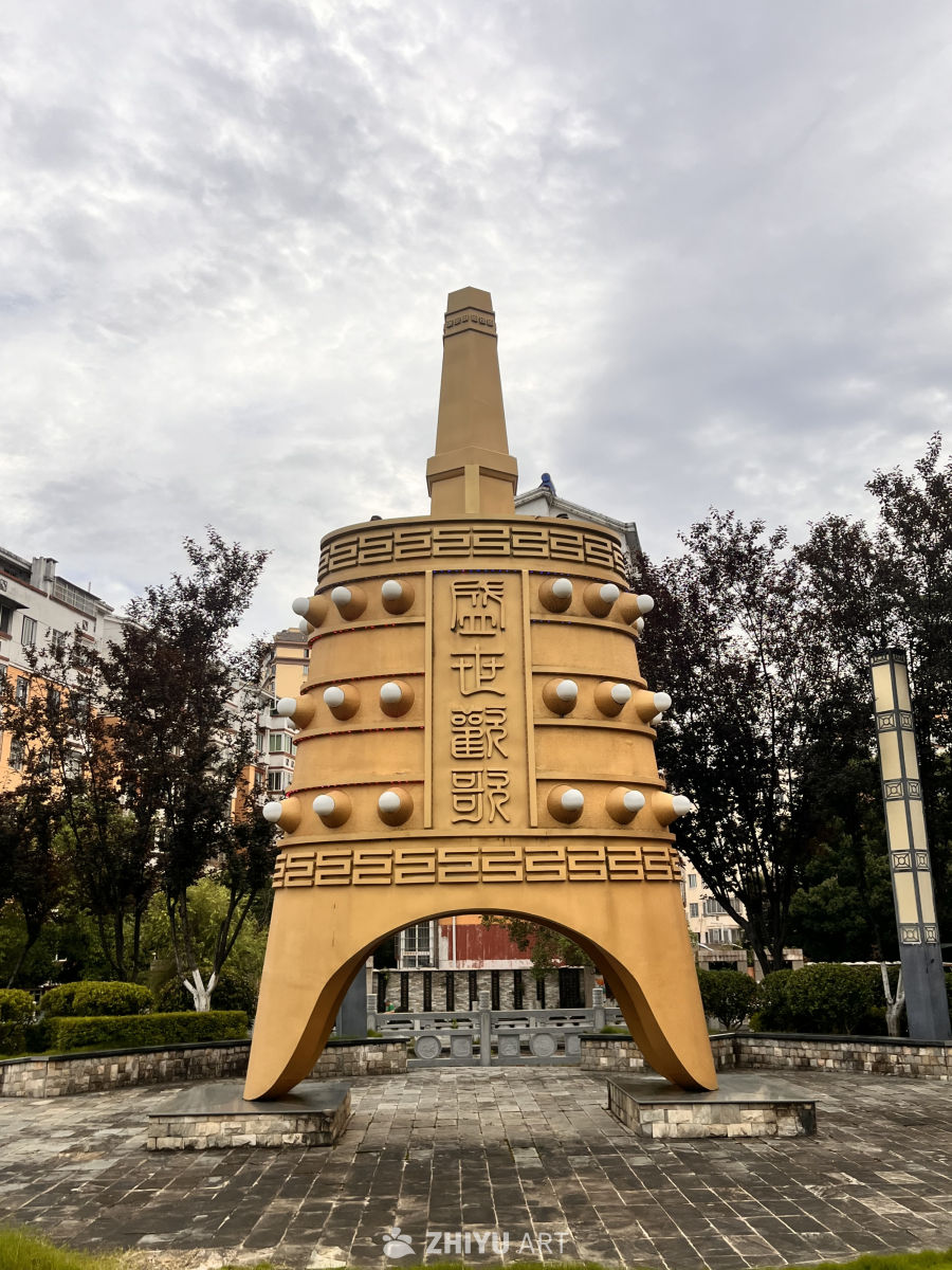 金色传统建筑雕塑