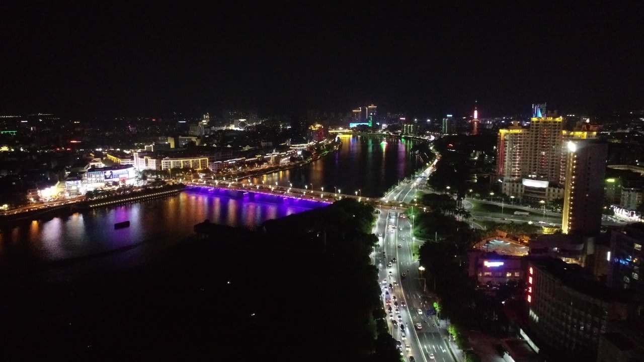航拍夜晚的河源