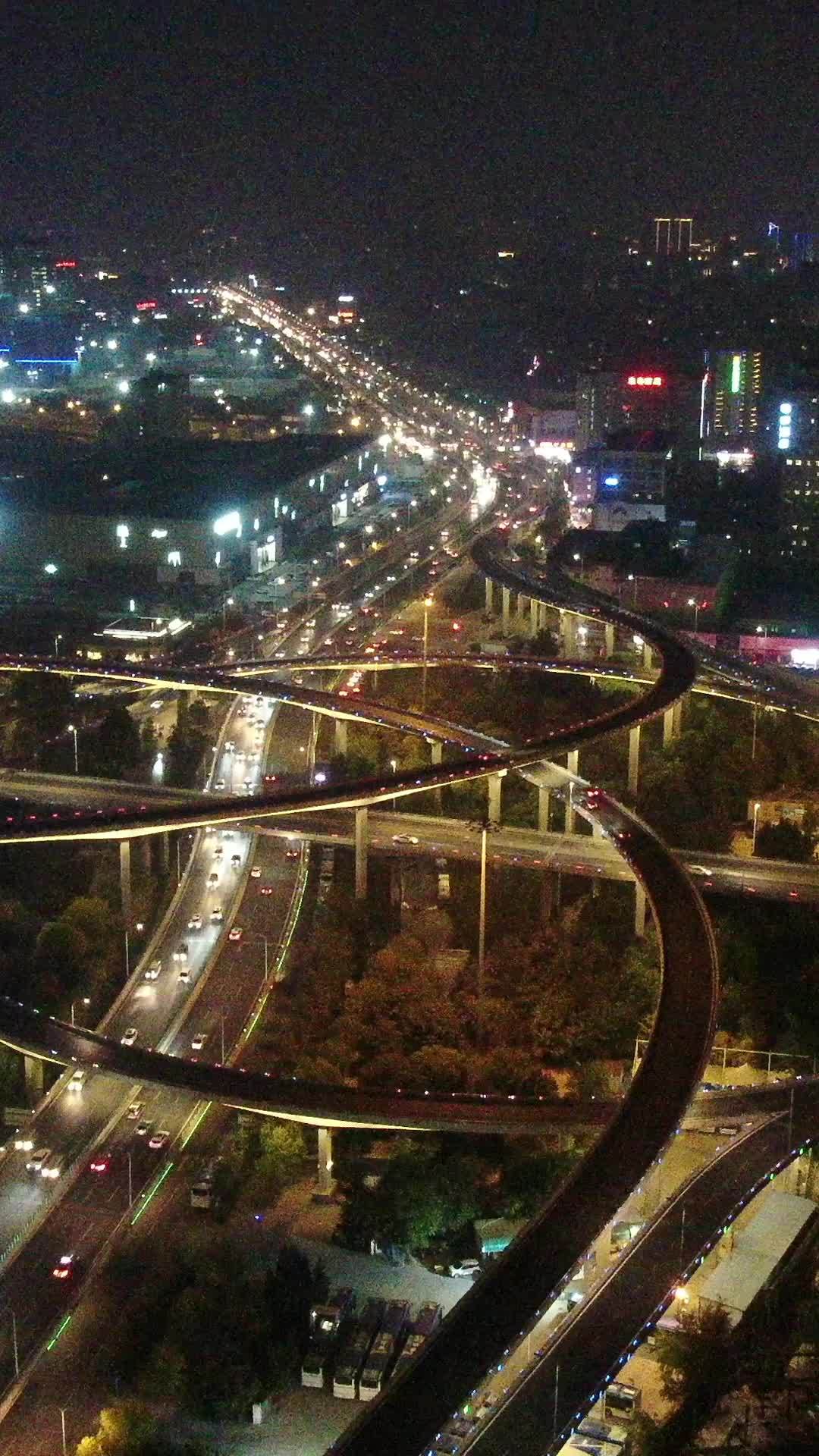 夜幕下的城市动脉