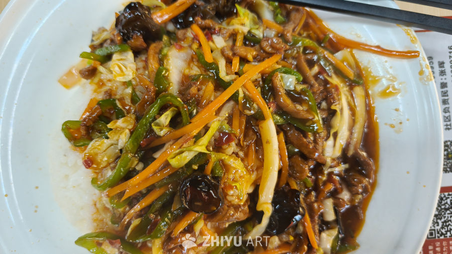 家常鱼香肉丝盖饭特写