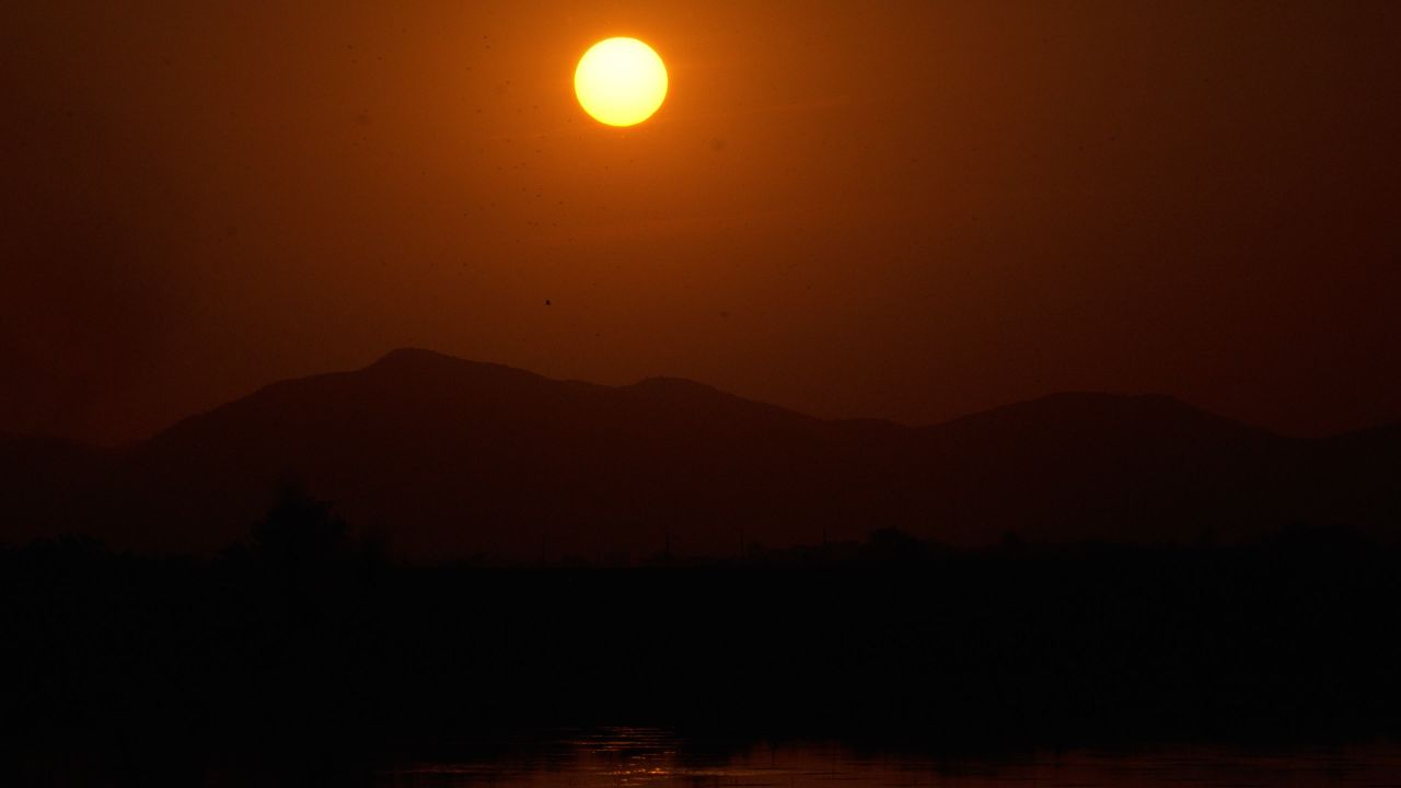 太阳日出日落夕阳逆光刺眼星芒