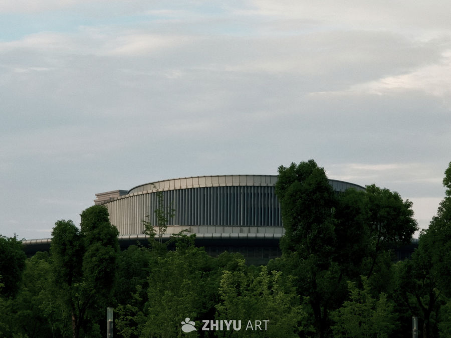 绿树掩映下的常州大剧院