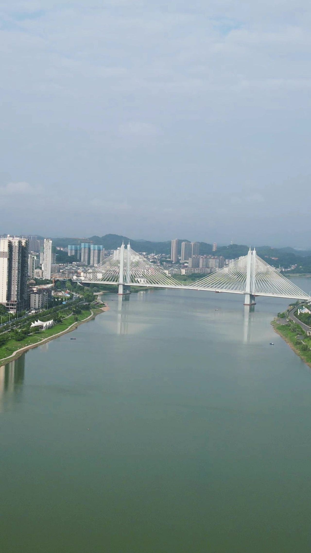 城市航拍湖南益阳溪流湾大桥竖屏