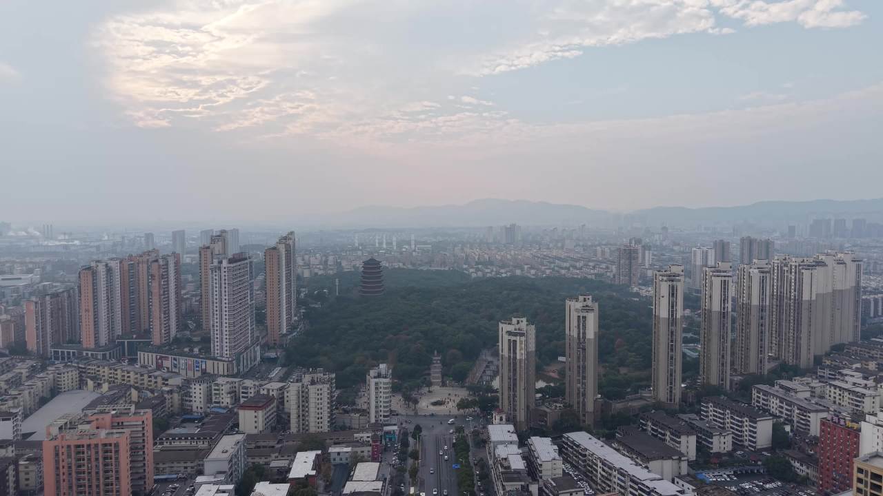晨曦中的城市绿洲