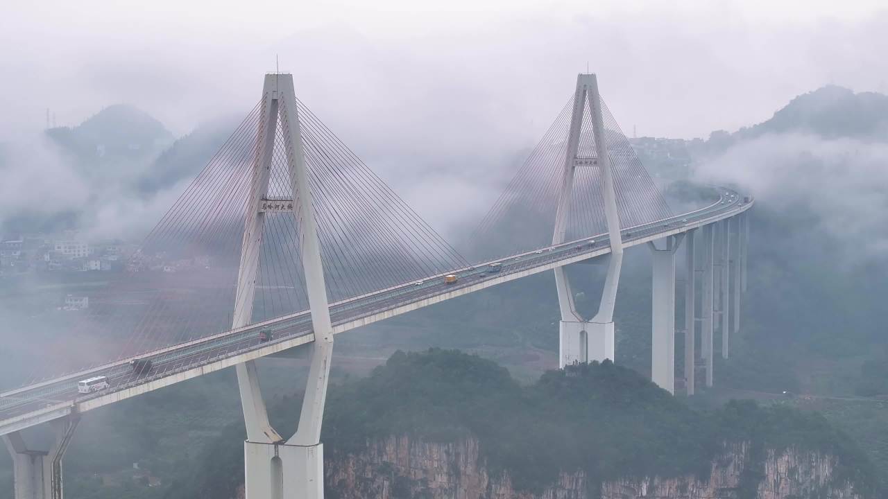 4k航拍云雾中的高速公路大桥