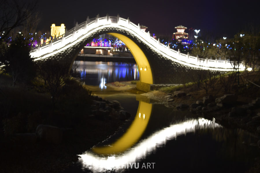 夜色中的桥