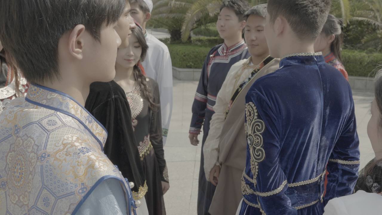 传统服饰握手仪式