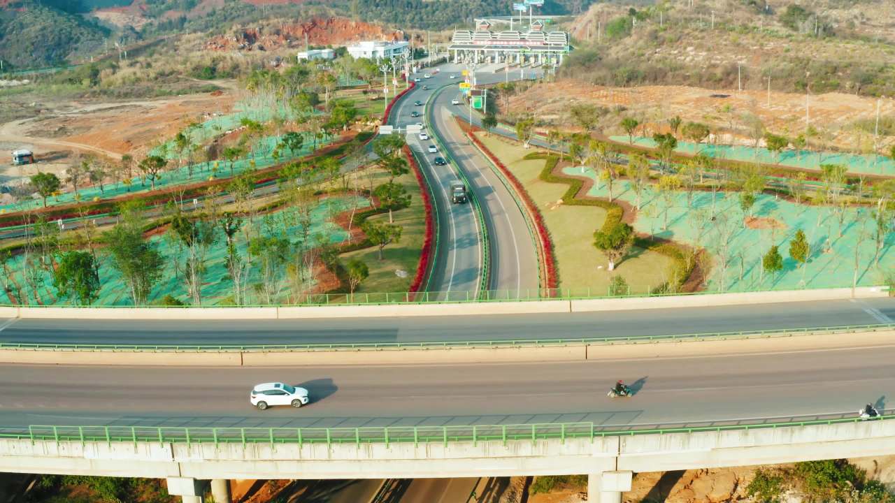 清晨繁忙的高速公路