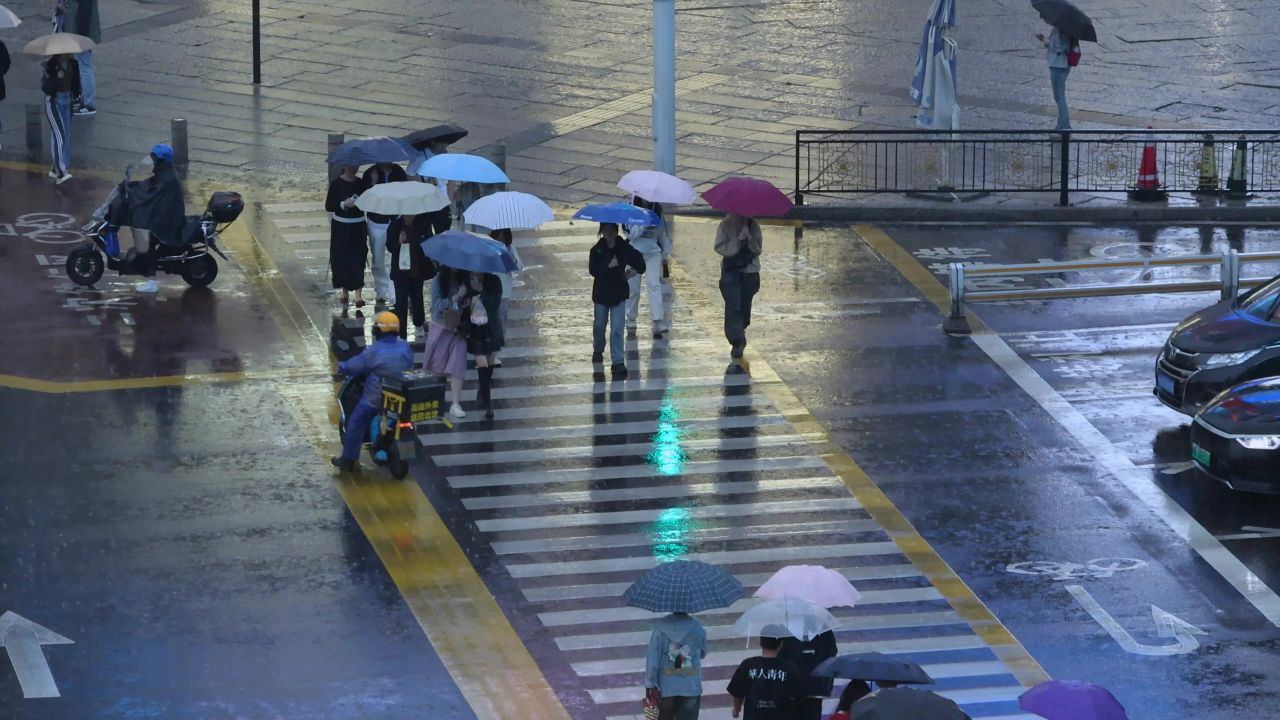 雨天城市街道路口人流 8