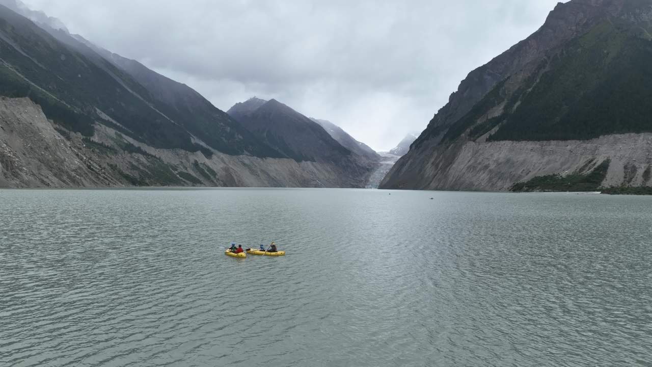 高山湖泊与峡谷壮丽航拍景观