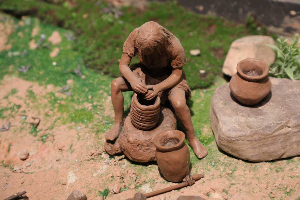 史前人类陶器制作还原模型