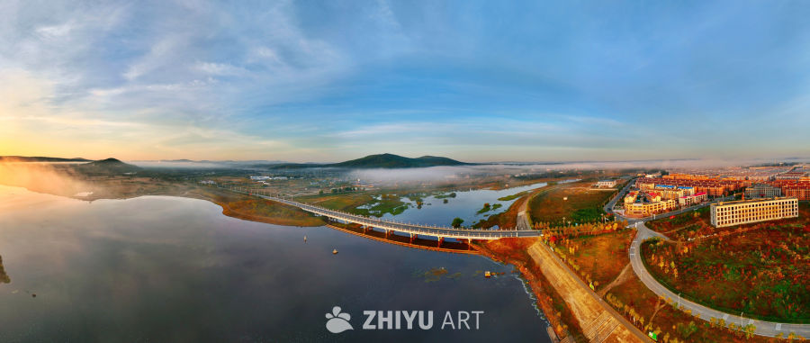 银桥飞架映山湖 晨雾缭绕友好城