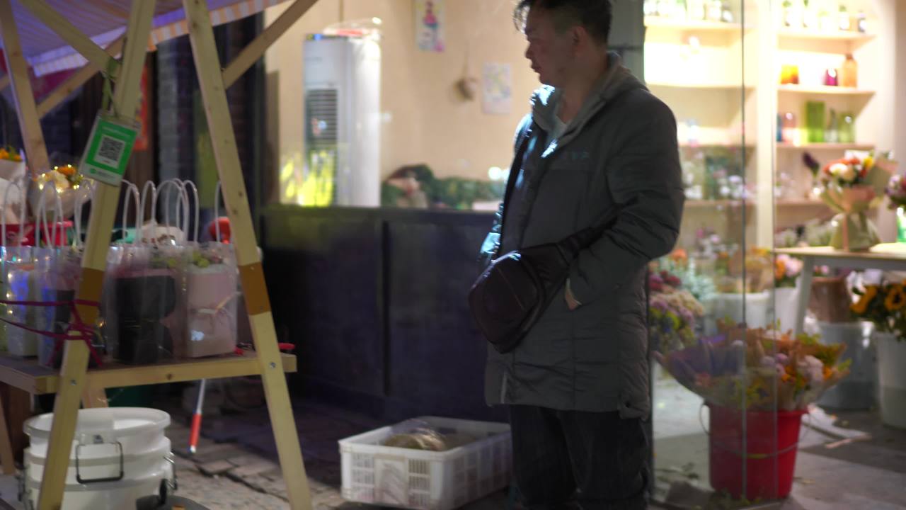 夜市花摊的悠闲时光