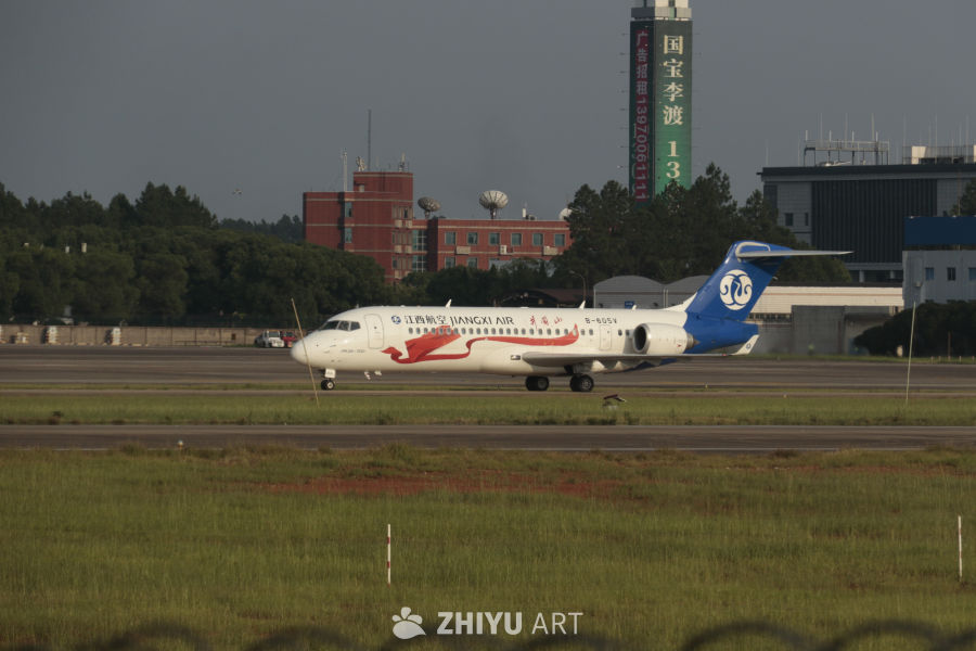 江西航空飞机在机场跑道上