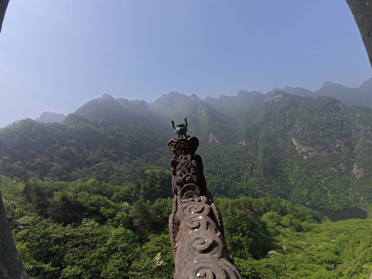 山间石雕与自然风光