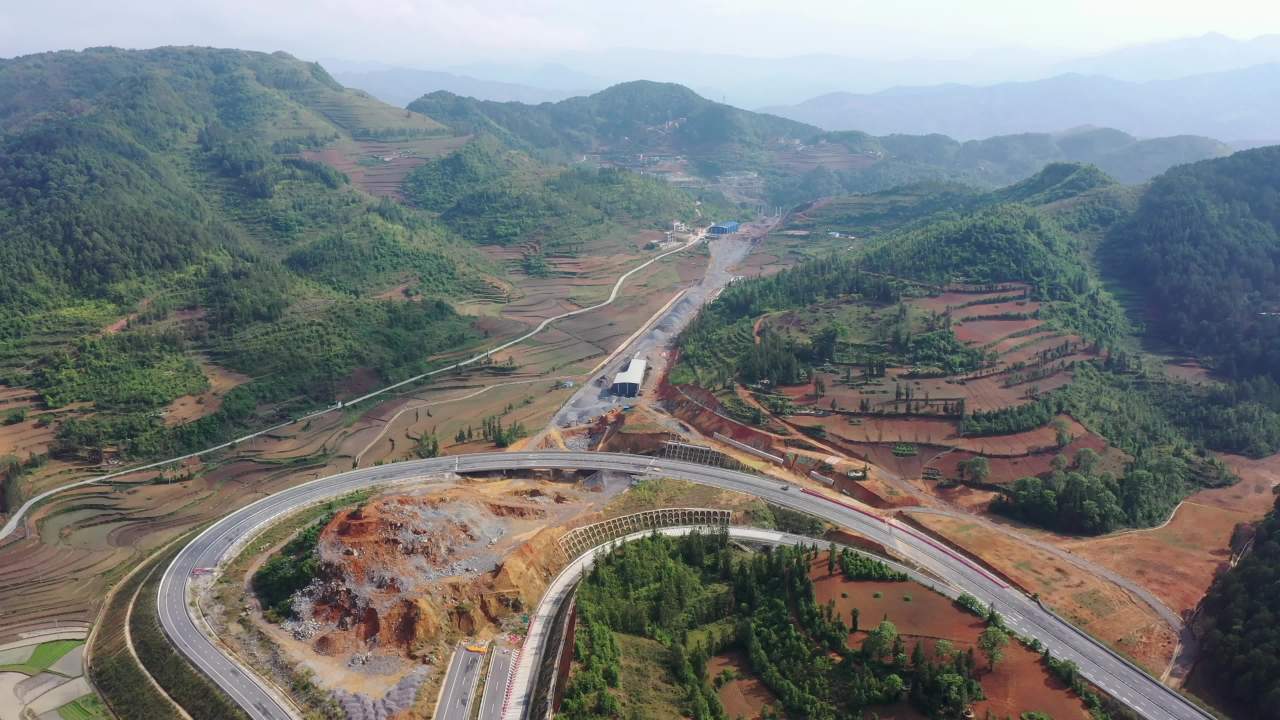 山间公路与建筑工地