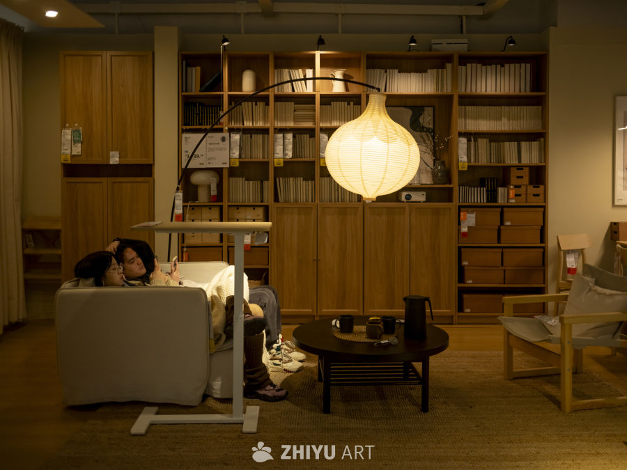 温馨客厅的二人时光