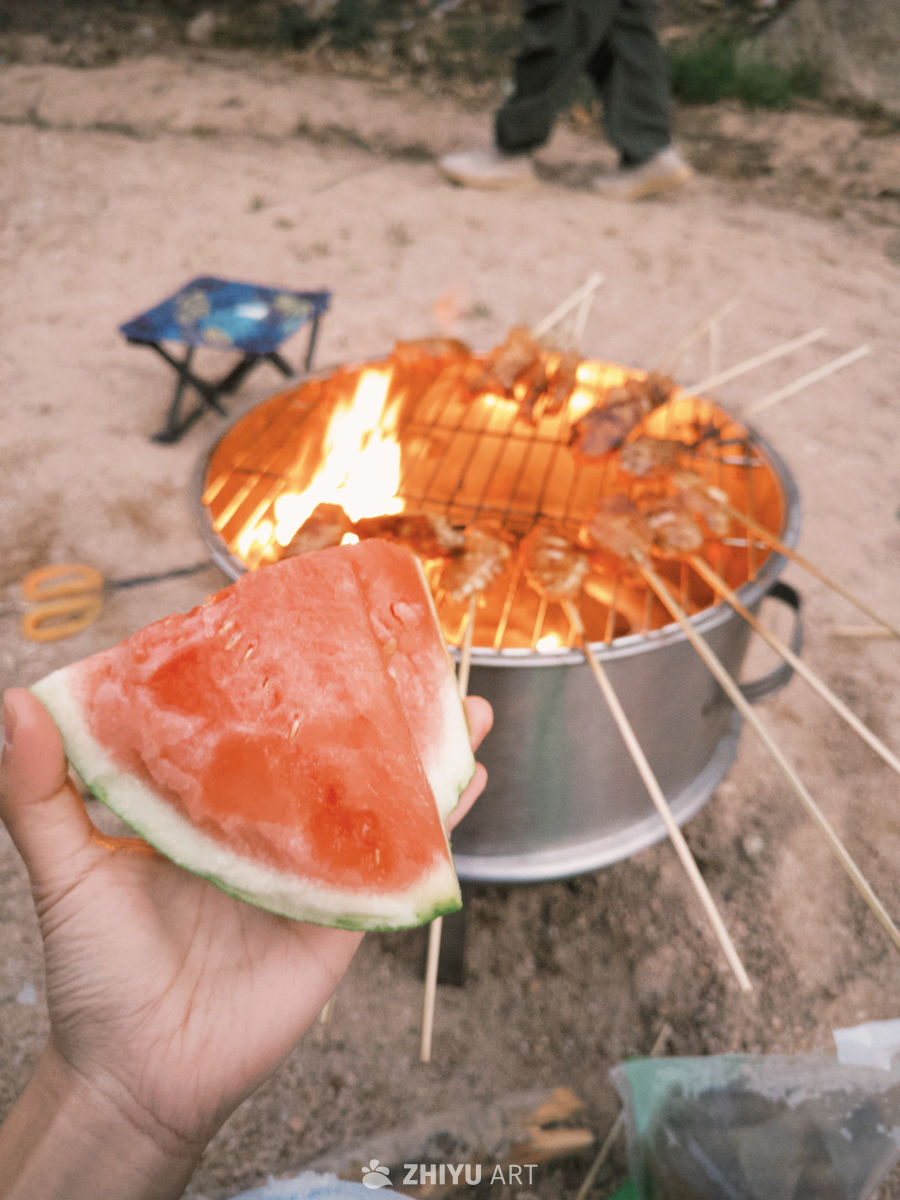夏日户外烧烤与西瓜