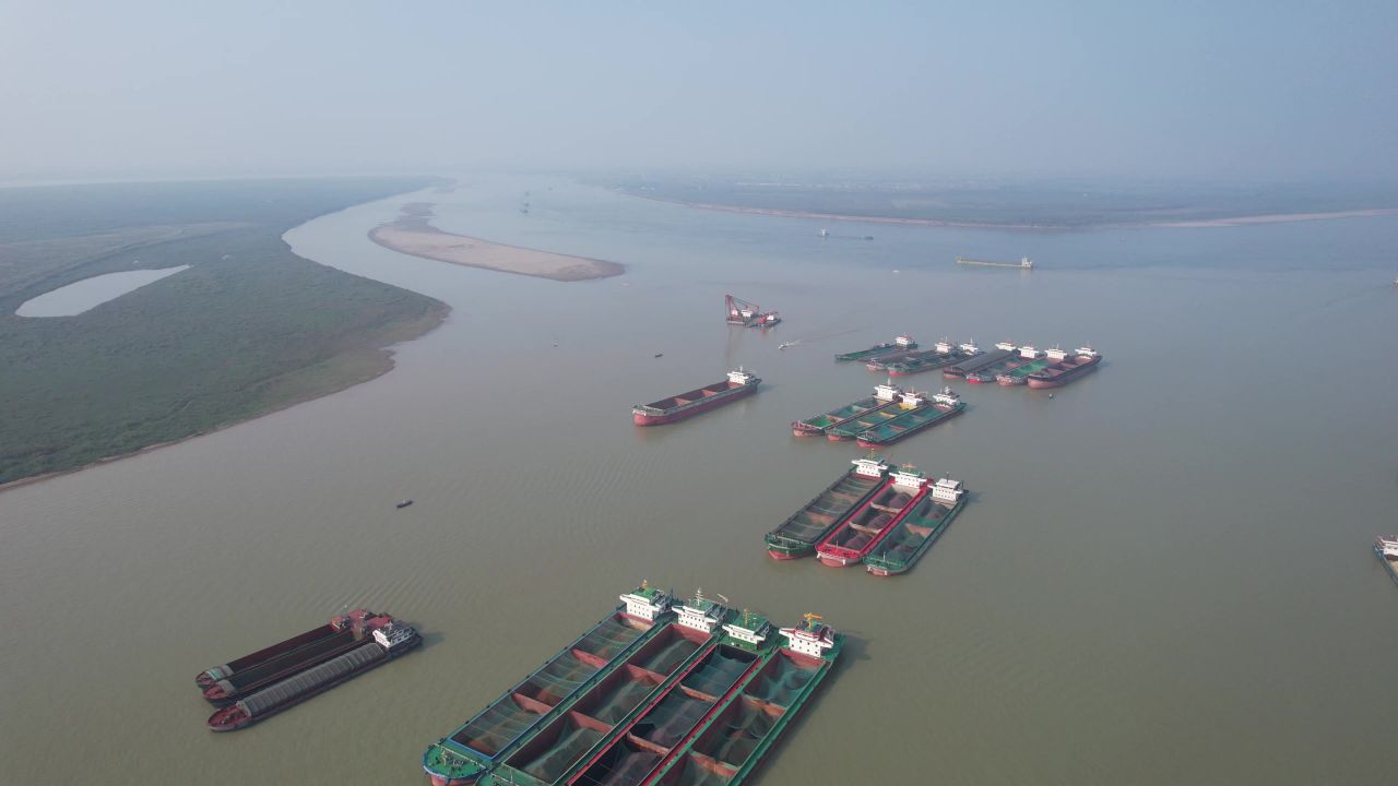 湖南岳阳洞庭湖运输船只风光航拍