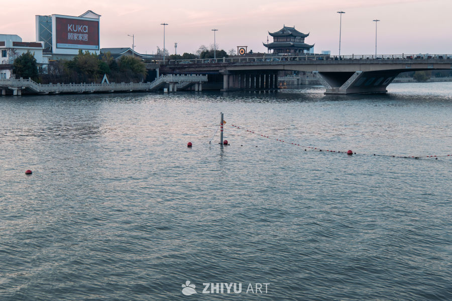 傍晚河畔的宁静桥景