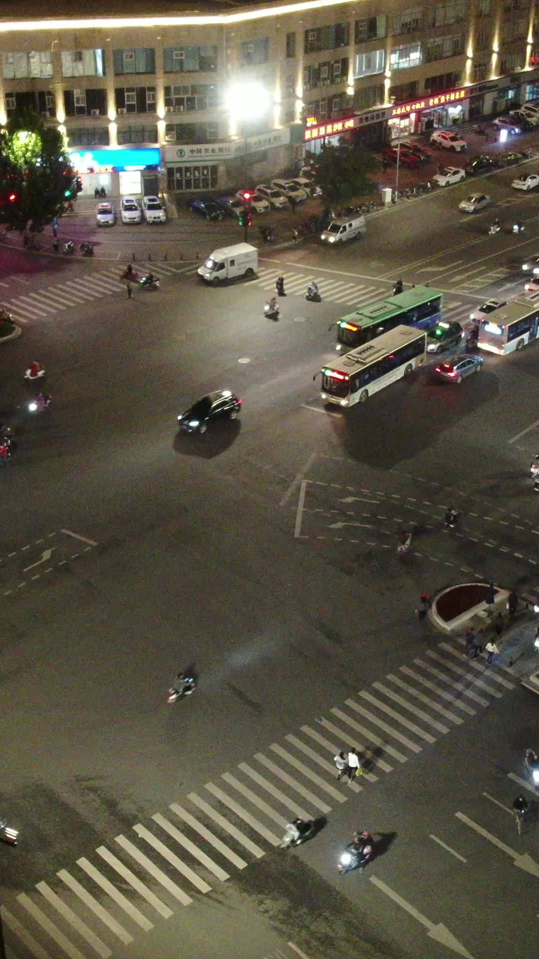 夜幕下的城市交响