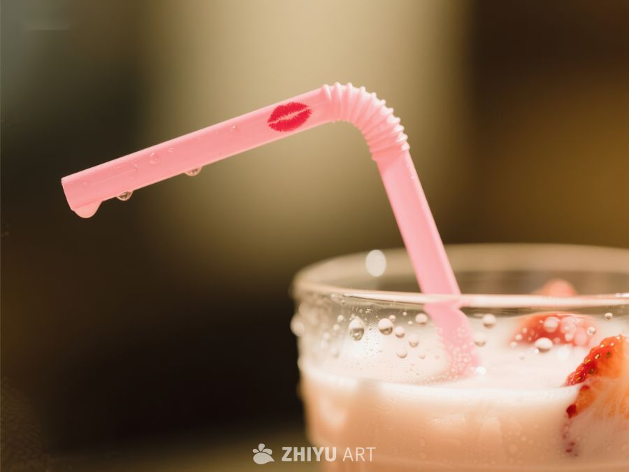 粉色吸管插入草莓奶昔