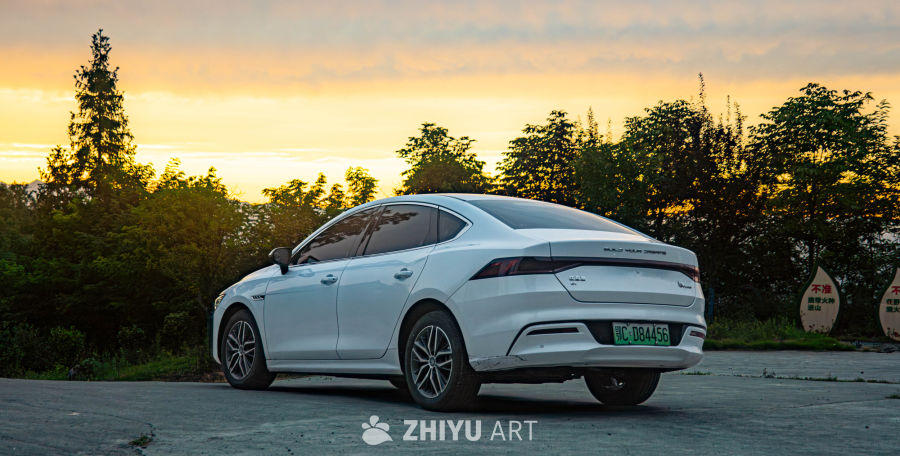 夕阳下的白色轿车