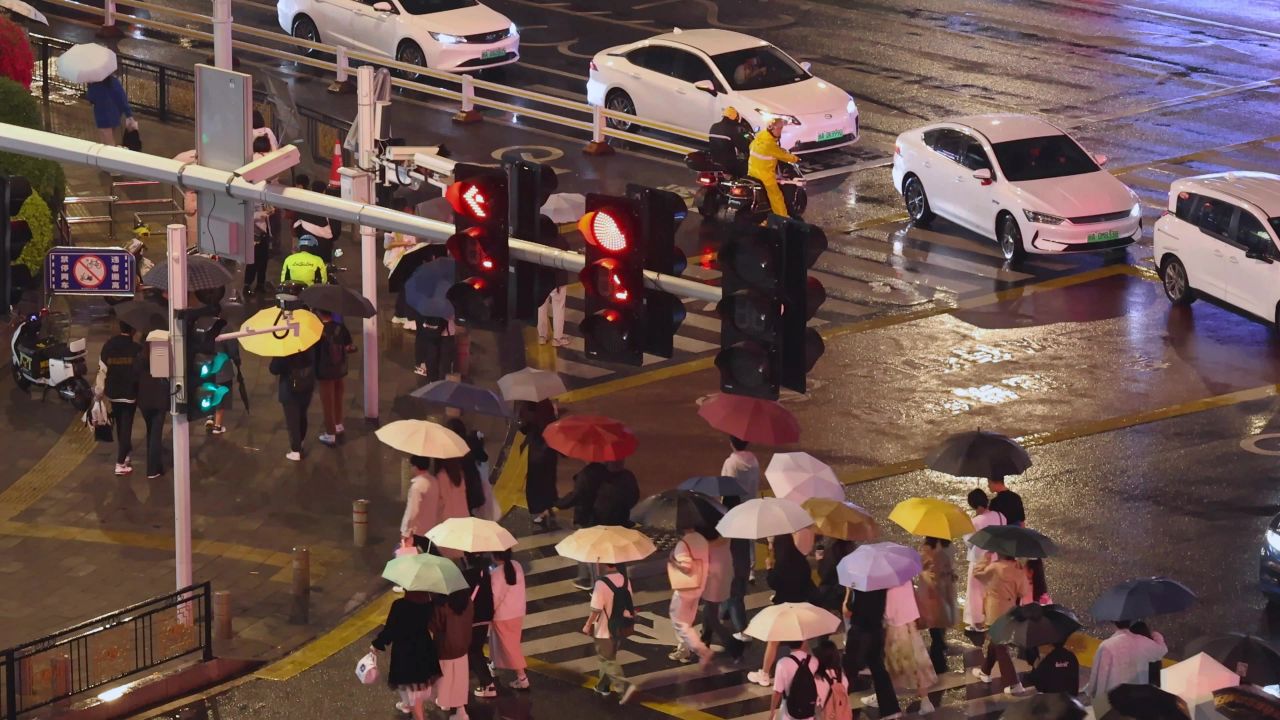 雨天城市街道路口人流 16