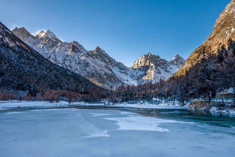 冻结湖与雪山