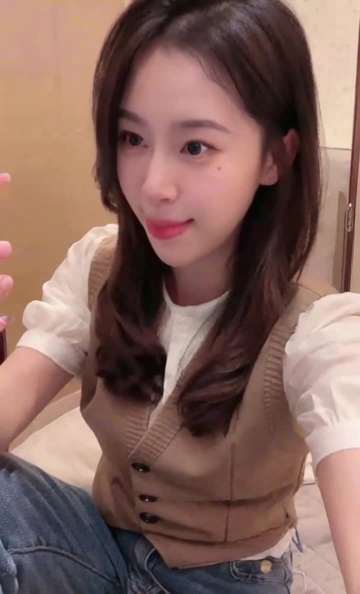 复古风心形发卡女孩自拍眨眼比耶