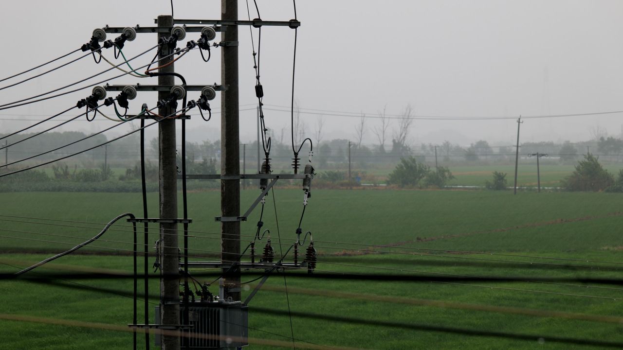 瓢泼大雨滋润农田