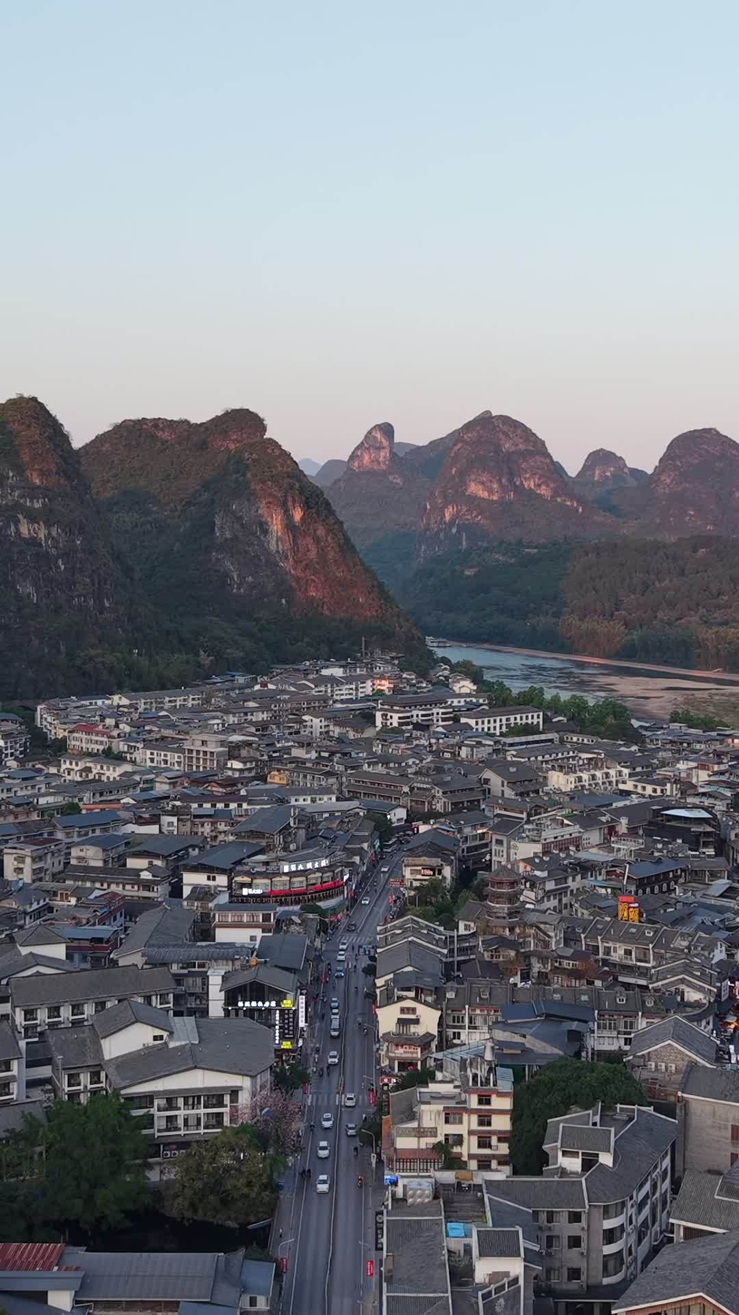 竖版航拍傍晚阳朔县城风光 
