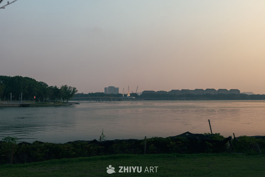黄昏湖畔的城市剪影