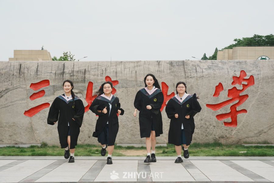 青春毕业季：学士服下的笑容