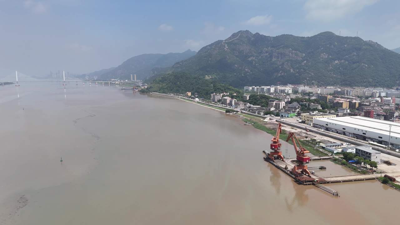 河畔工业风光