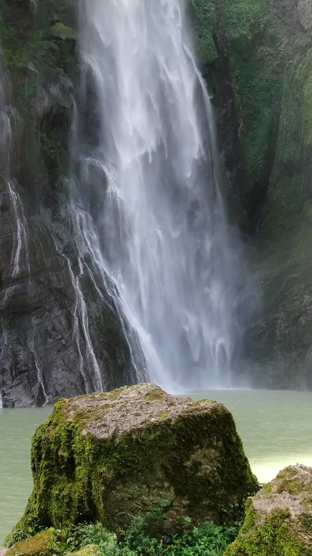 竖屏航拍瀑布流水自然风景 12