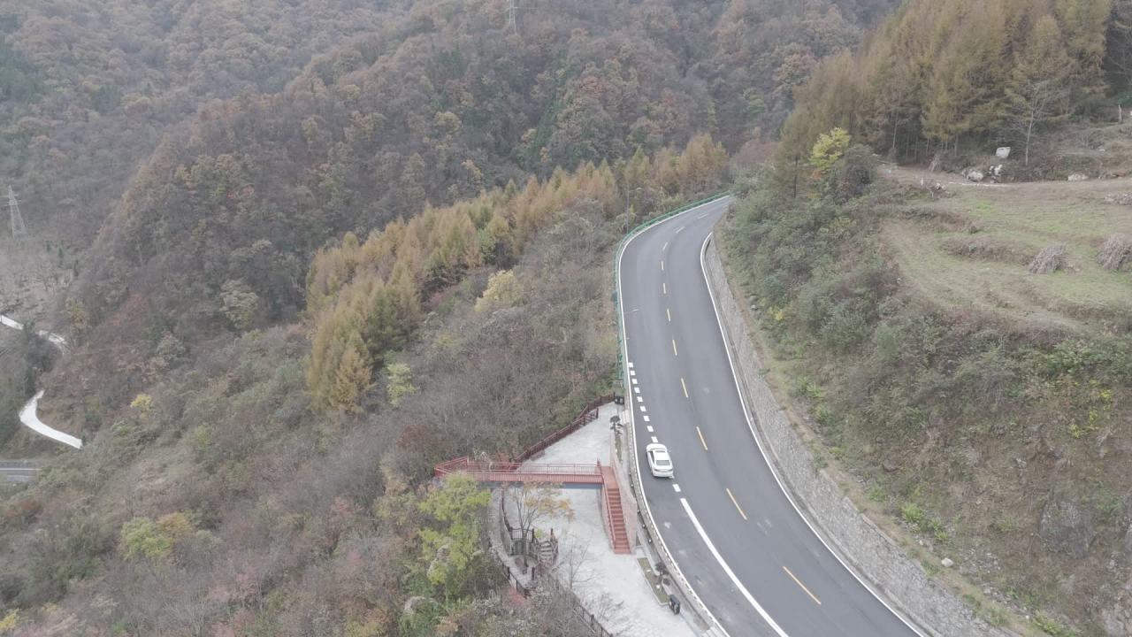 航拍山间公路车辆行驶