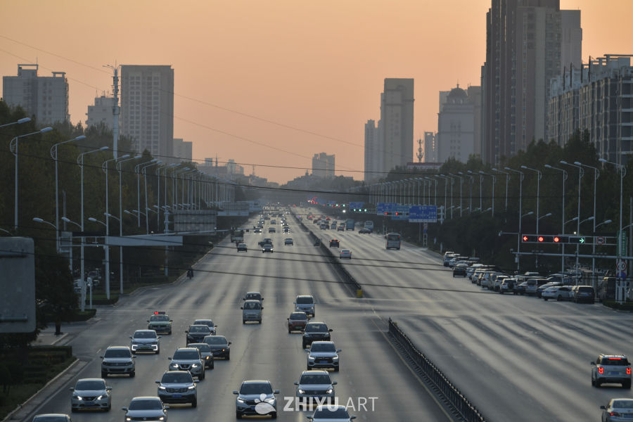夕阳下的城市道路