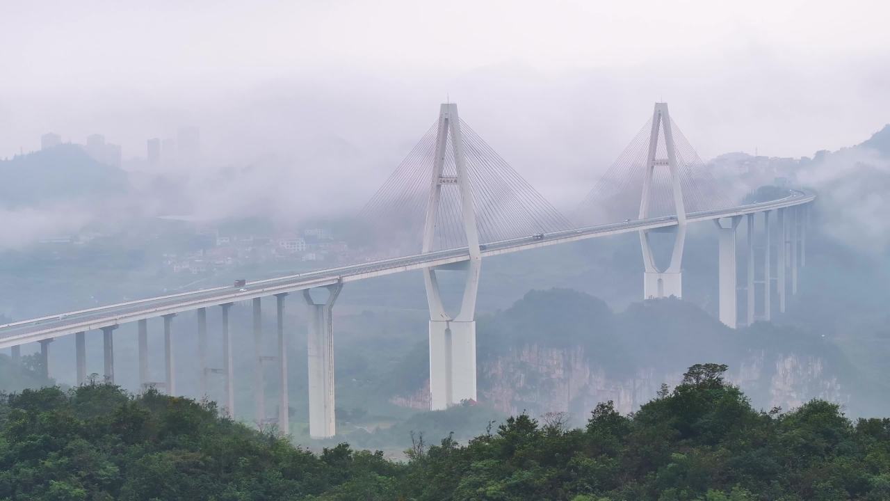 4k航拍云雾中的高速公路大桥