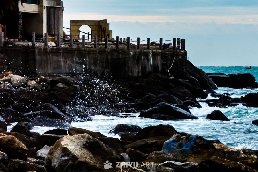 海岸岩石与海浪