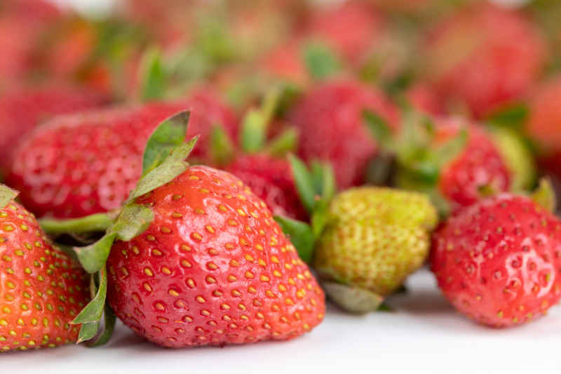 新鲜草莓水果实拍 11