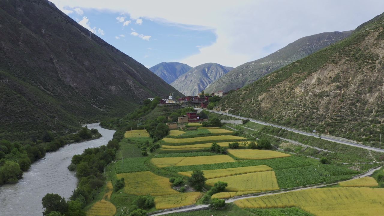航拍川藏公路旁的藏族村庄