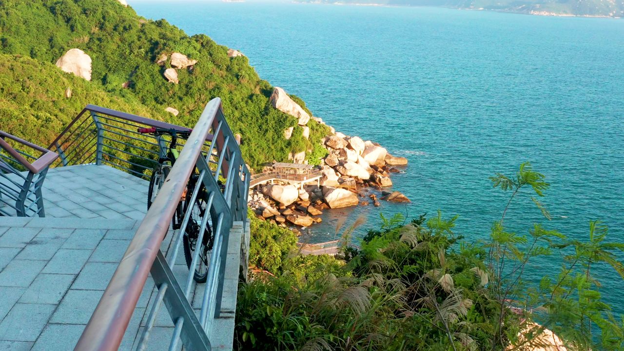 海边山地车及夕阳下的骑行者 1