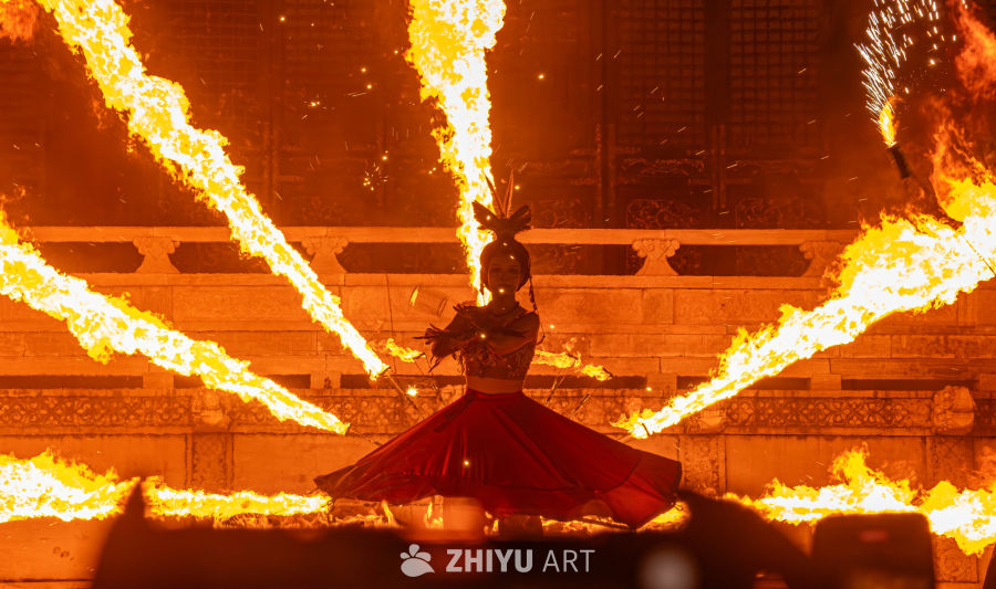 火舞表演：夜间的火焰艺术