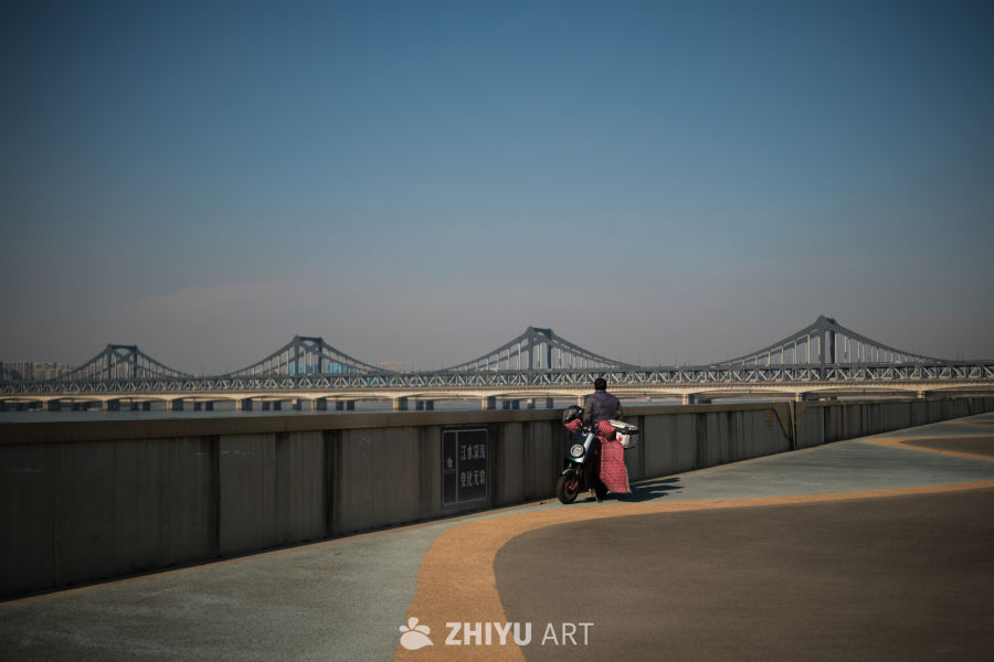 江畔桥影与静谧时光